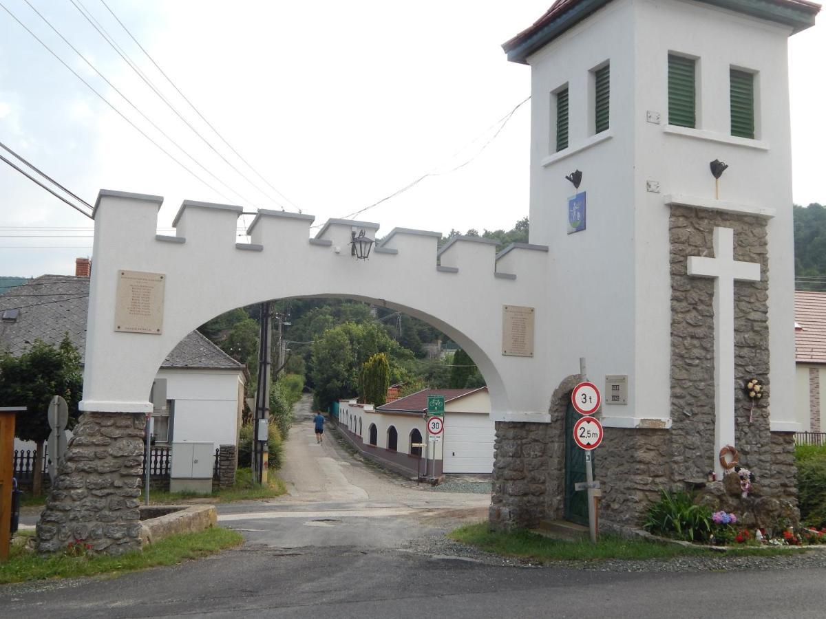 Bed and Breakfast Gomba Panzio Velem Exteriér fotografie